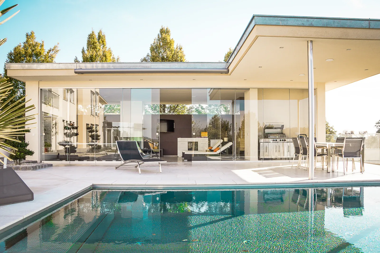 House on the Ridge, a low single-storey volume with floor-to-ceiling glass facing a coastal ridge.